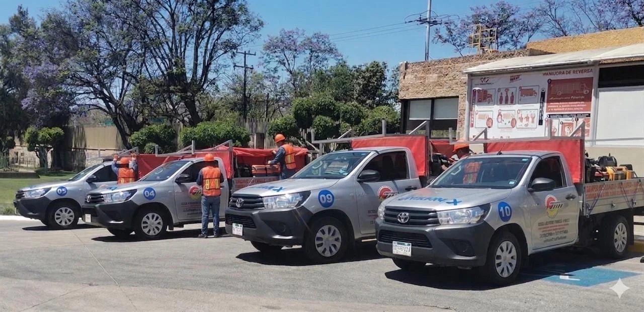 Flotilla de vehículos de ACSIMEX y personal de la empresa